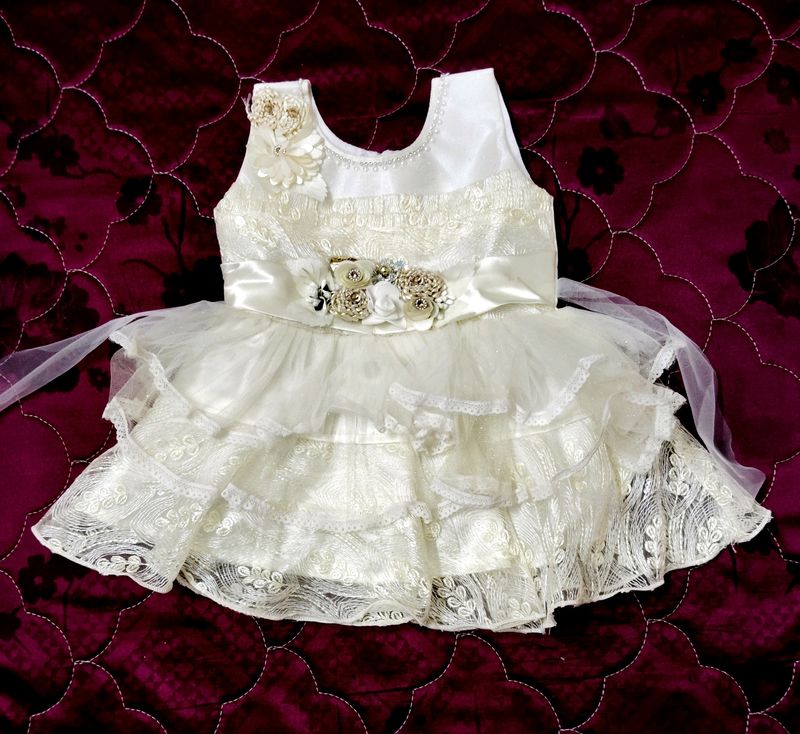 🎠Gorgeous Off White Baby Frock 🎠