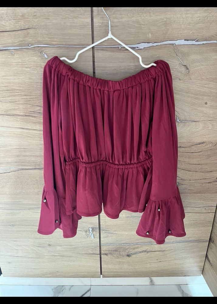 Off Shoulder Crop Top With Balloon Sleeves On It