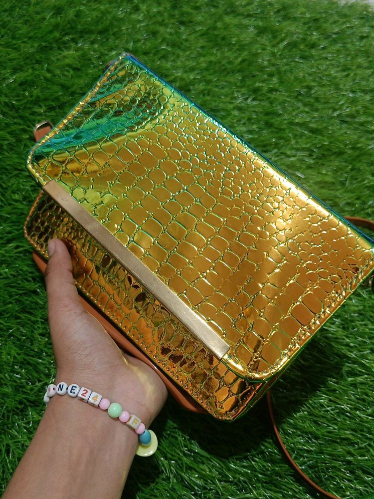 Colour changing side purse