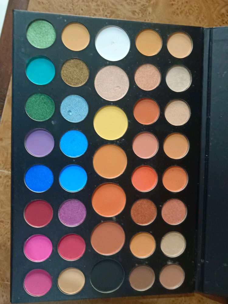 New Morphe Eyeshadow Palette With 49 Shades