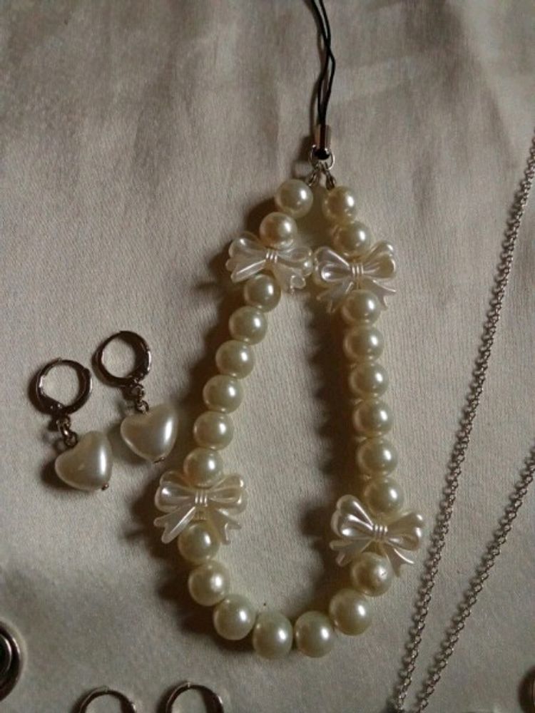 Pearl Bow Phonecharm