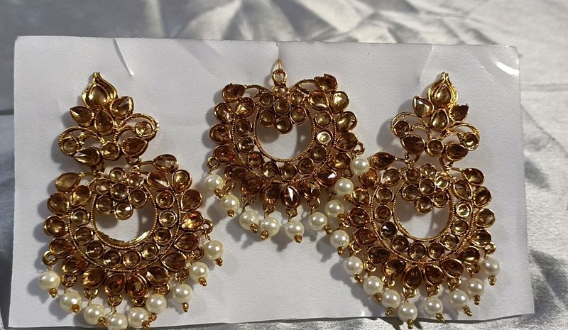 Stunning Golden Earrings With Mangtika