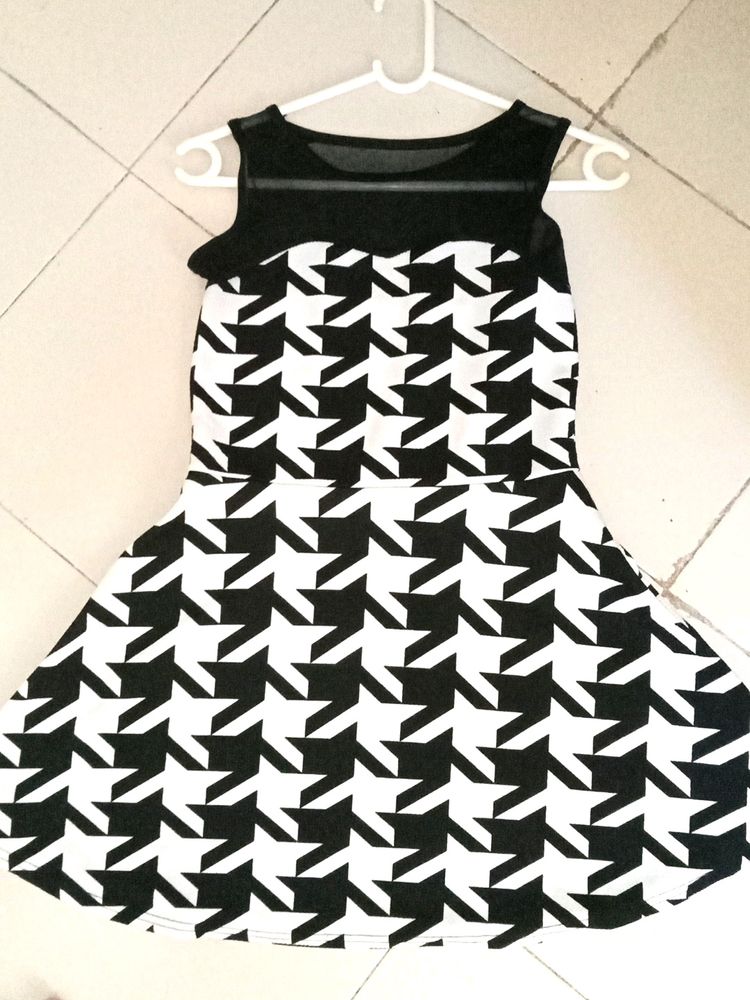 Black And White Stretchable Top/One Piece😍