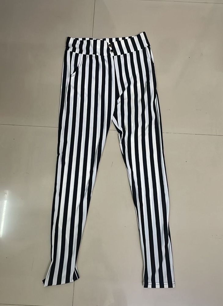 White and black striped legging