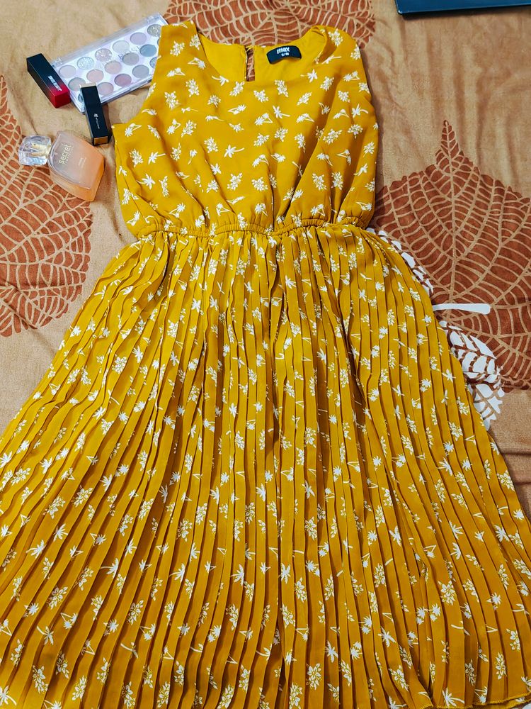 Bright Yellow Pleated Sundress by Max - Excellent