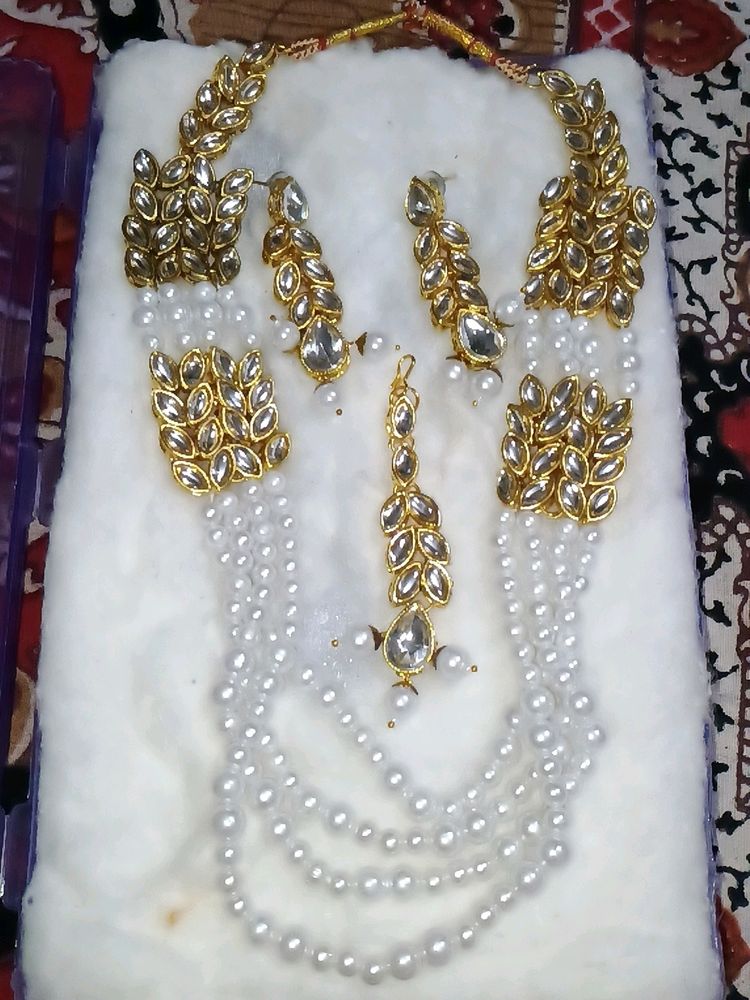 Jwellery Set With Earrings And Maang Tika