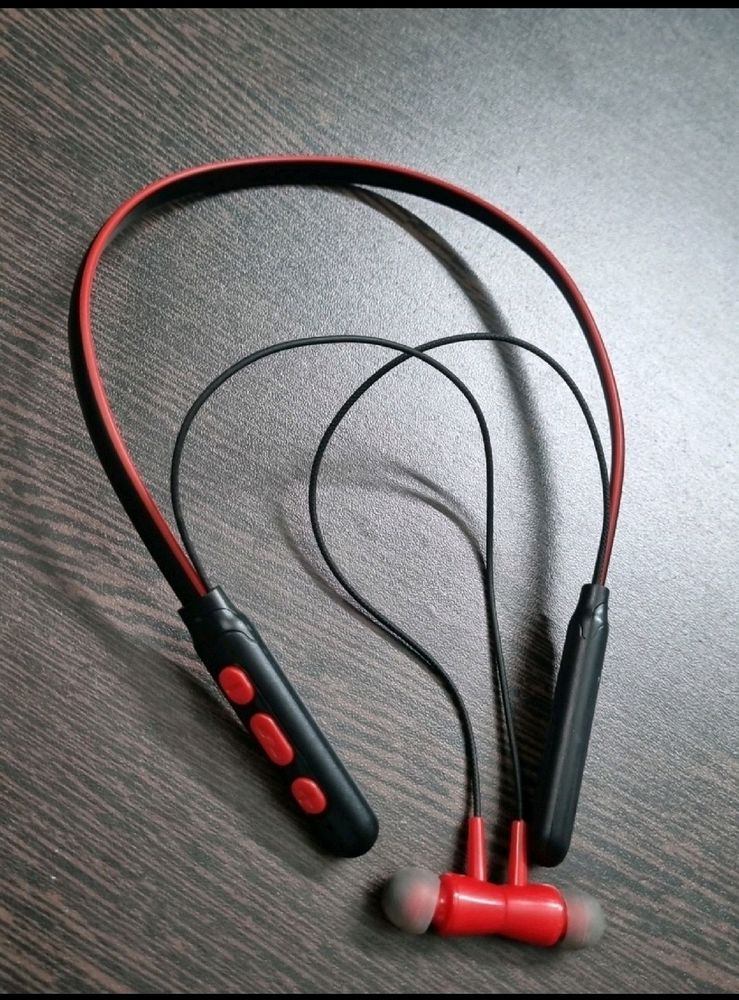 B11 Neckband Red&Black InEar Headphones.