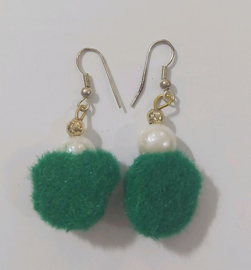 Green lightweight earings Like New 👍