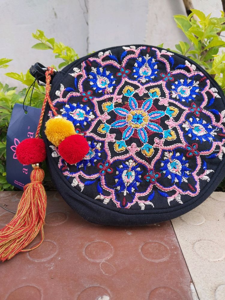 Embroidered Siling Bag With Tassels