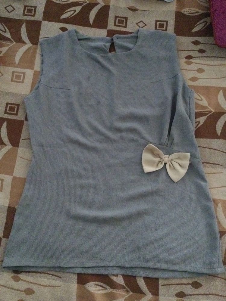 GREY TOP WITH BOW OVER WAIST