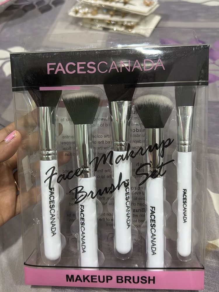 New Faces Canada Makeup Brush Set