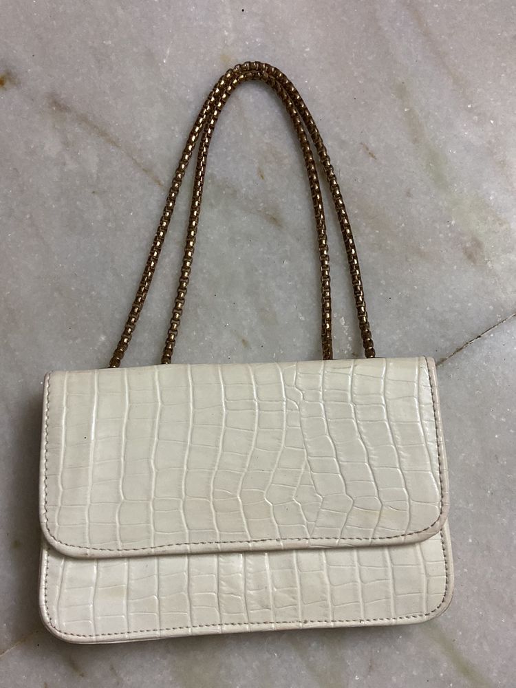 WHITE HANDHELD BAG