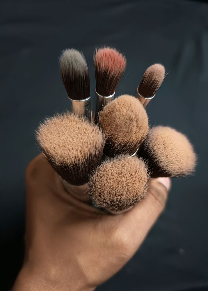 8 Makeup Brushes