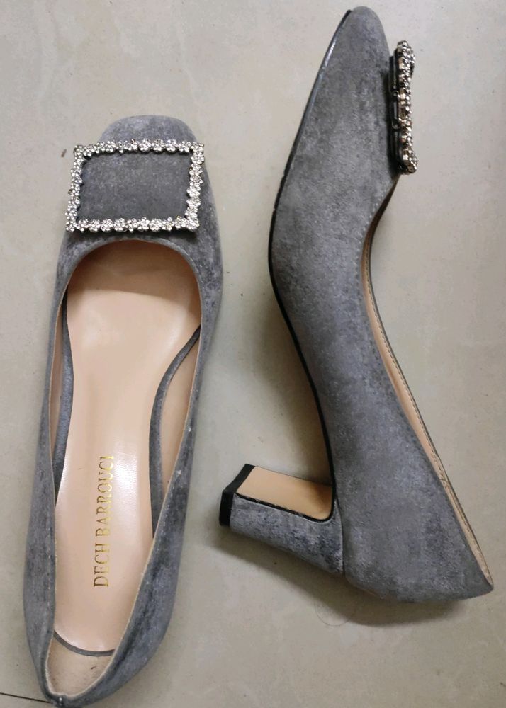 Classy Suede Grey Pumps With Rhinestone