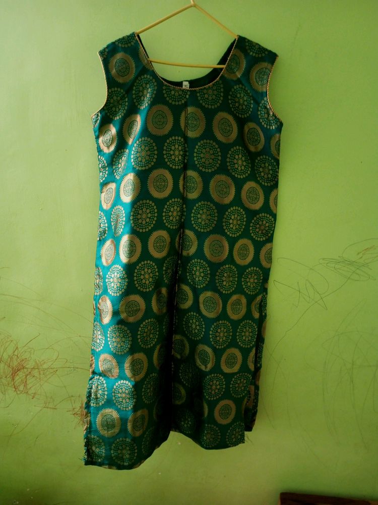 Kurti With Golden Zari Design