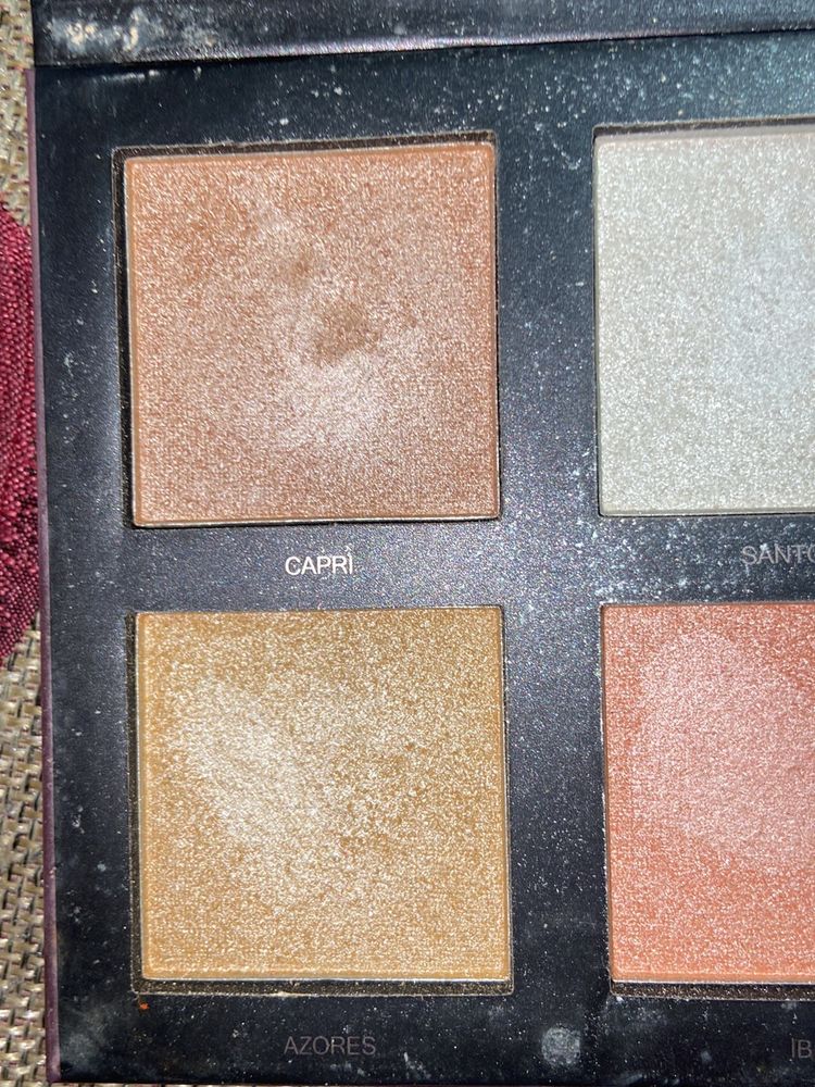 huda beauty highlighter palette