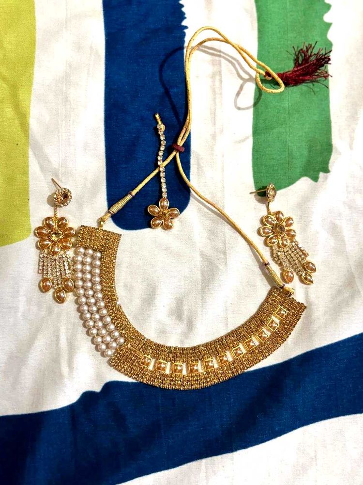 NECKLACE AND EARRINGS