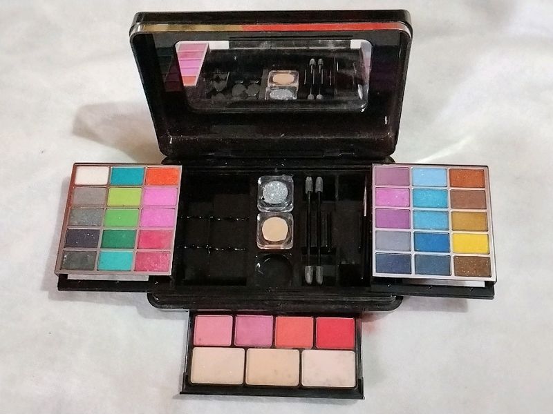 Miss Claire Beautiful Makeup Palette