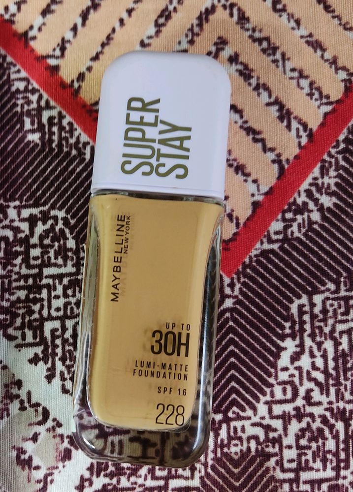 Maybelline Lumi Matte Foundation 228