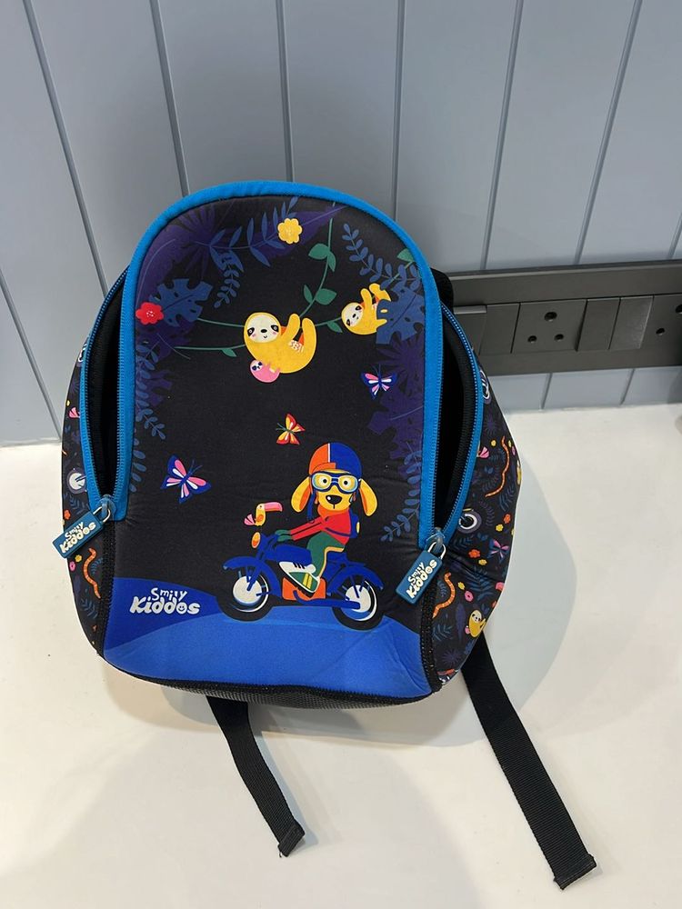 Smily 😆 Kiddos Kids Black Graphics Bag pack