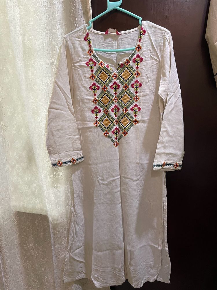 Embroidered Kurti. Not Accepting Coins 🙅🏻‍♀️