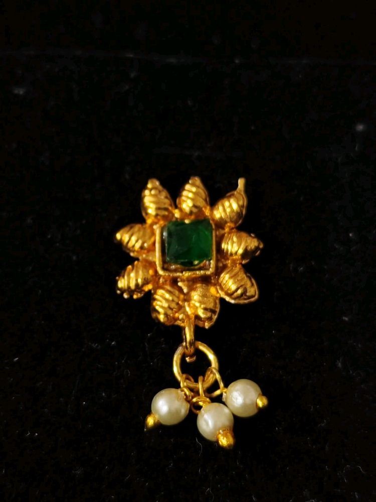 GREEN DIAMOND AND PEARLS PRESSED NOSE PIN