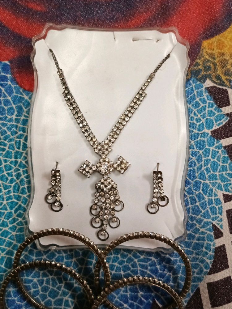 Jewellery Set With Necklace, Earrings And 4 Bangle