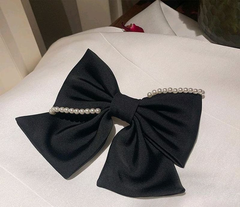 Black Bead Bow Clip 🌸