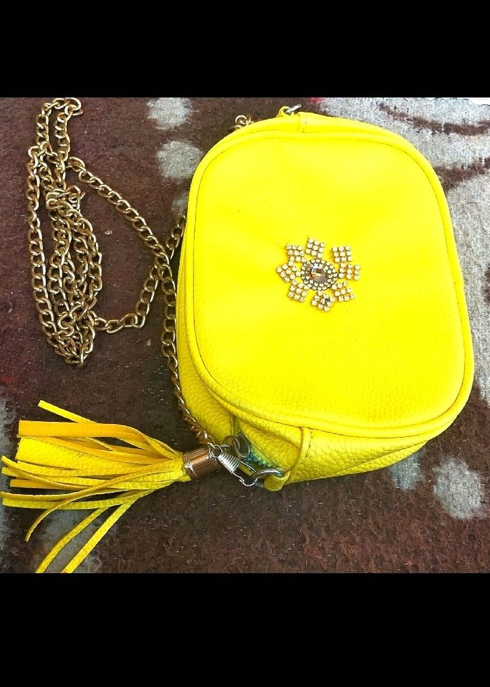 Beautiful slingbag in yellow colour 💛