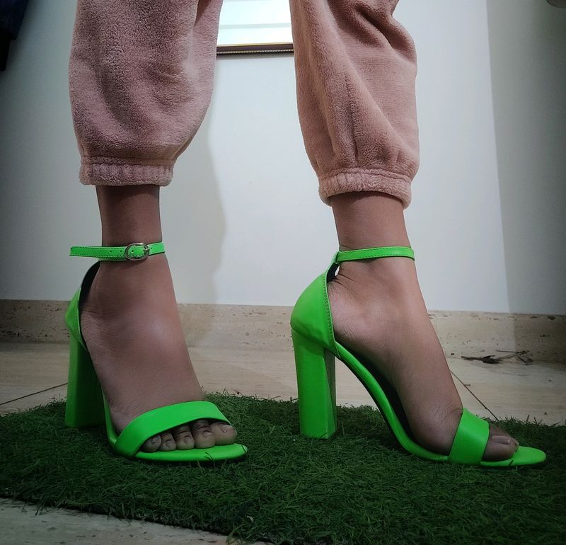 *FREE SHIPPING*. Block Heels