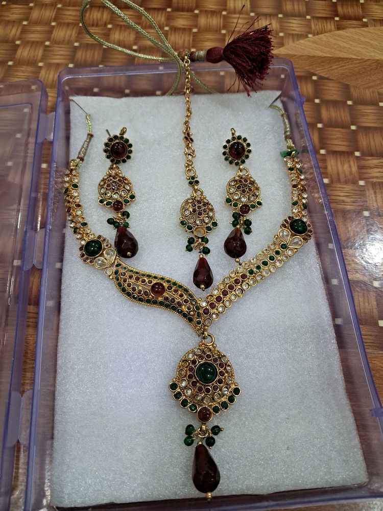 Beautiful Kundan Jewellery Set.