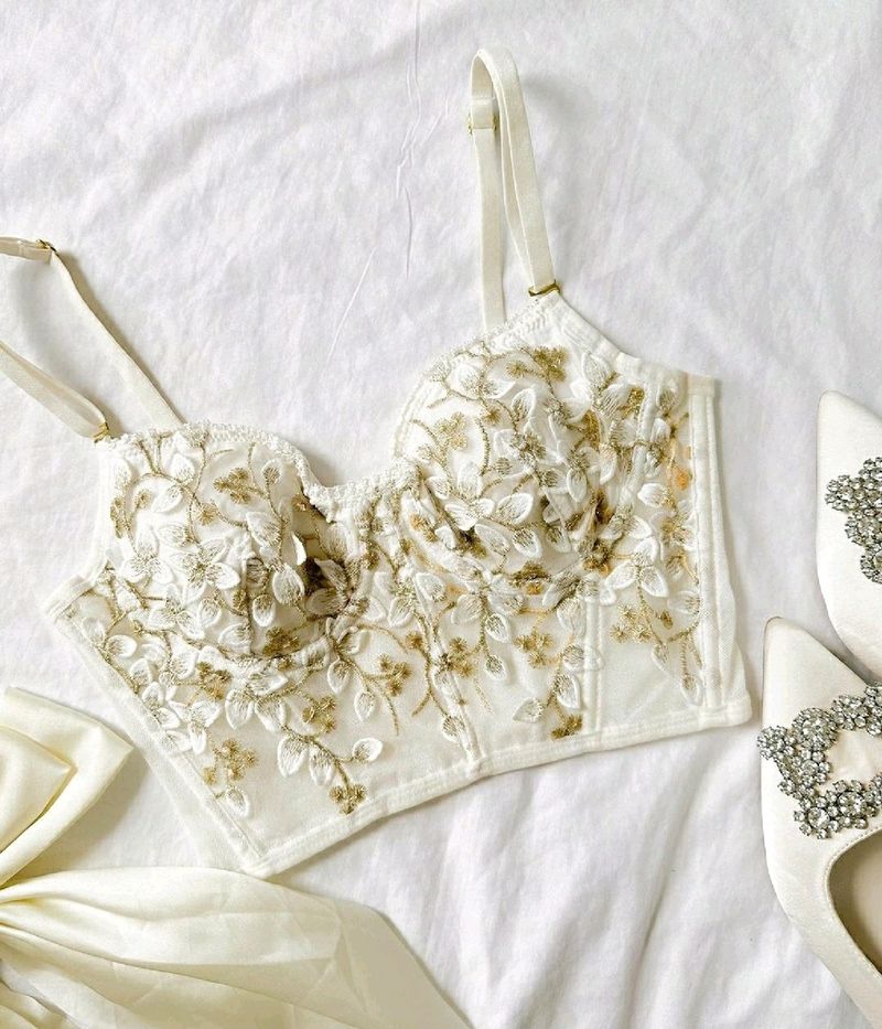 Style white cute top with gold lace flowers