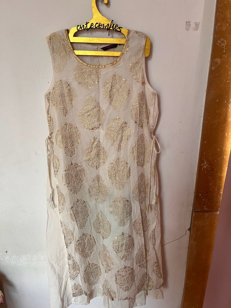 Golden Foil Printed Sleeveless Two Layer Kurta