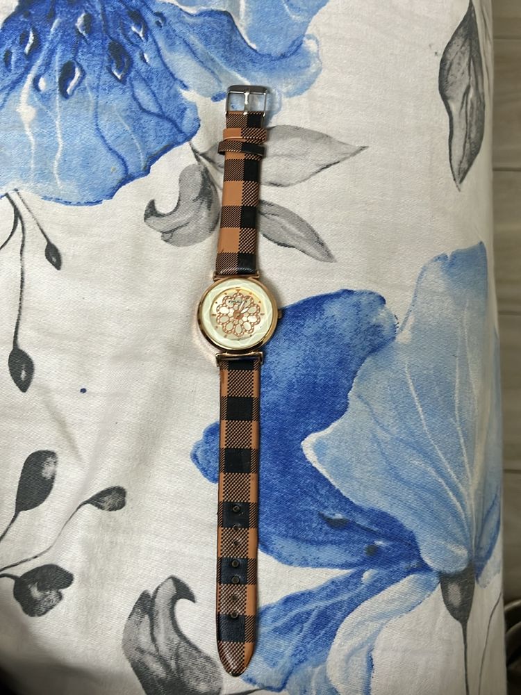 Vintage Floral Wristwatch with Checkered Strap