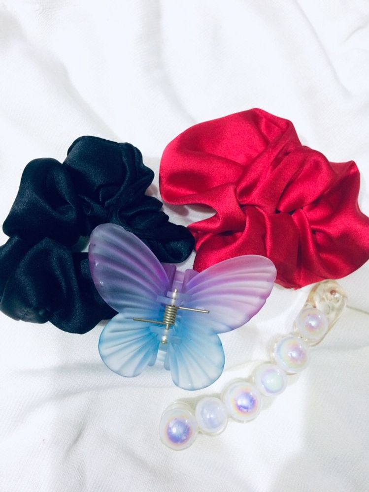 4 Pack Of Hair Clips 🖤