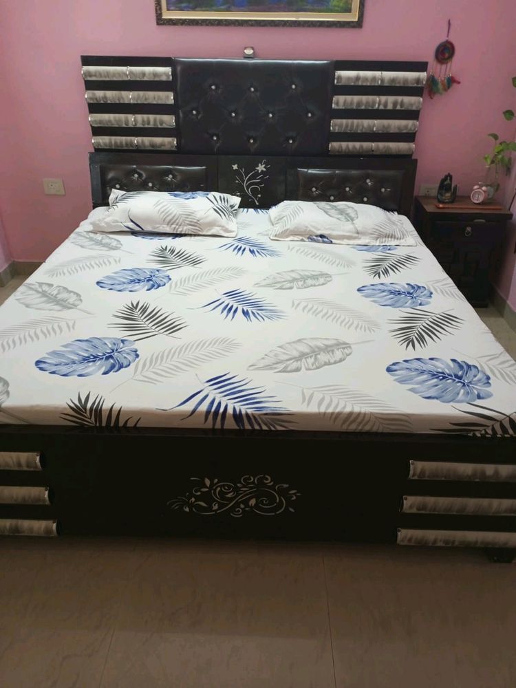 Bedsheet With 2 Pillows (Elastic Fitting)