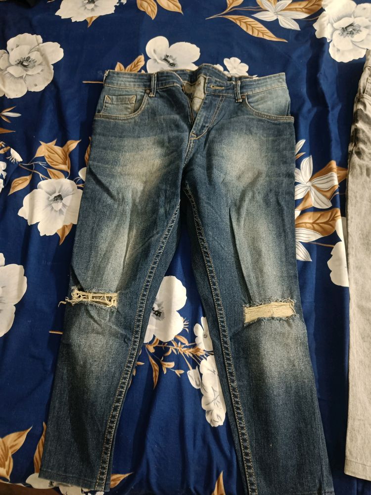 Tappered Knee cut jeans