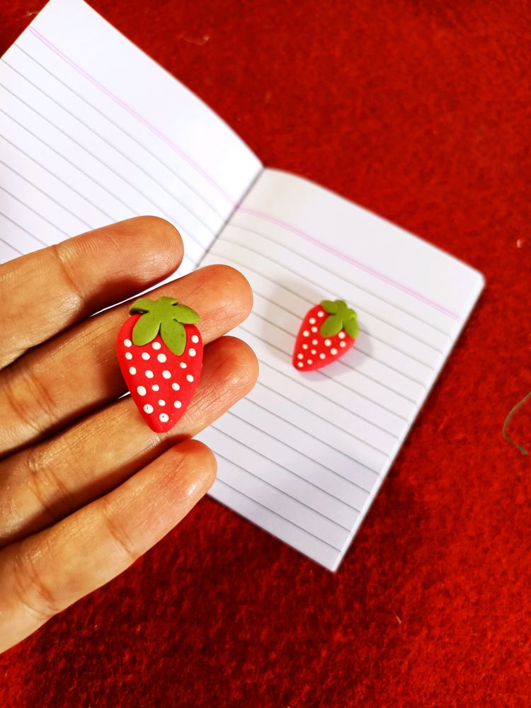 Strawberry Earrings 🍓