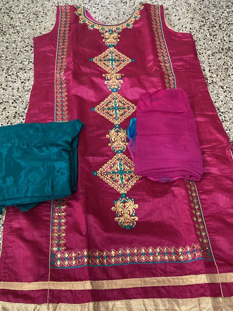 Like New Kurta Suit Set For Grabs