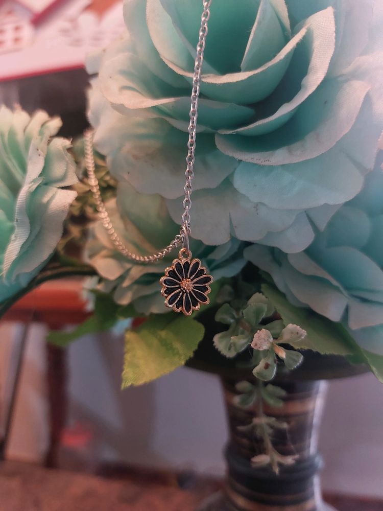 Floral Pendant Chain.