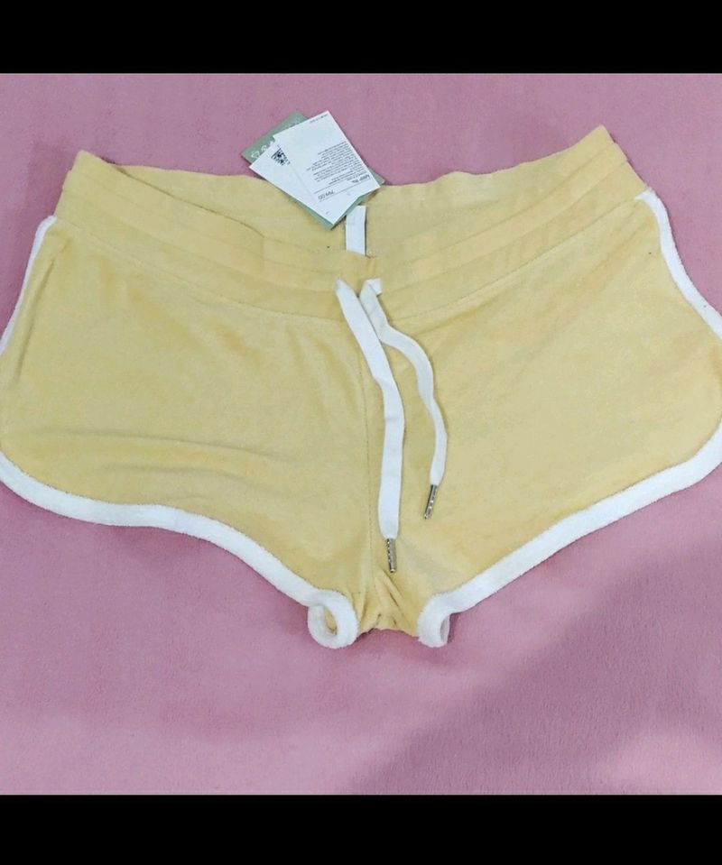 H&M Yellow velour shorts 😍New with tag no coins/swap❌