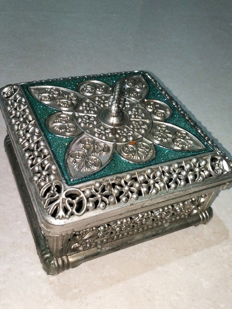 METAL HANDICRAFT ANCIENT STYLE CONTAINER