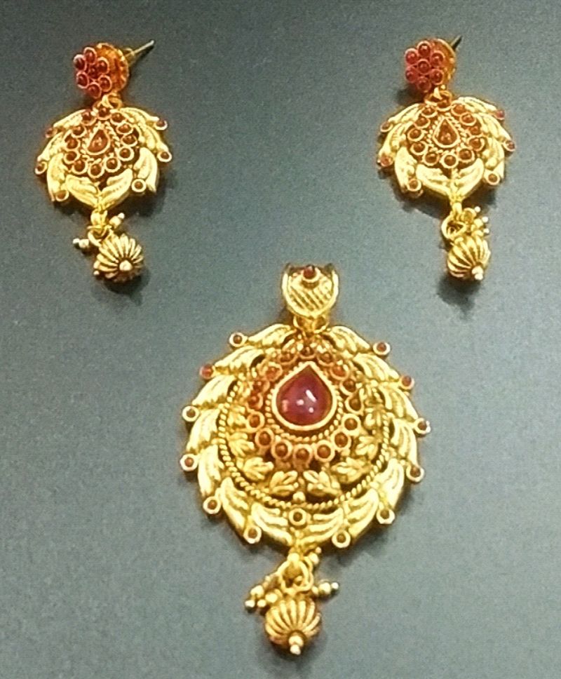 Ethnic Red Kemp Stone Pendant & Earrings Set