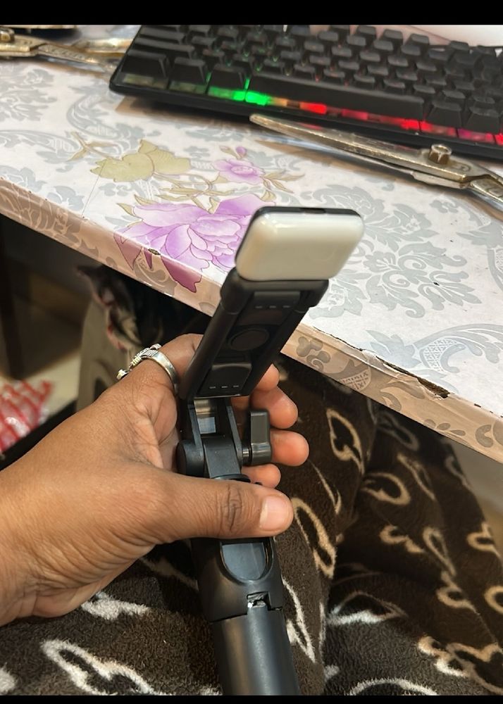 R1s Selfie Stick With flashlight