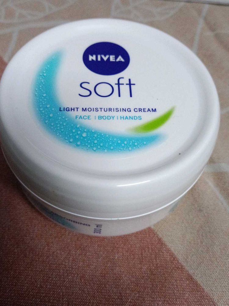 Nivea Soft Light Moisturizing Cream