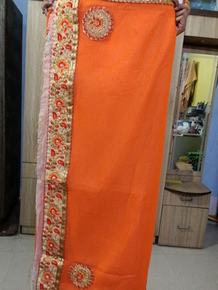 Siffon saree With Golden Blouse Unsttich