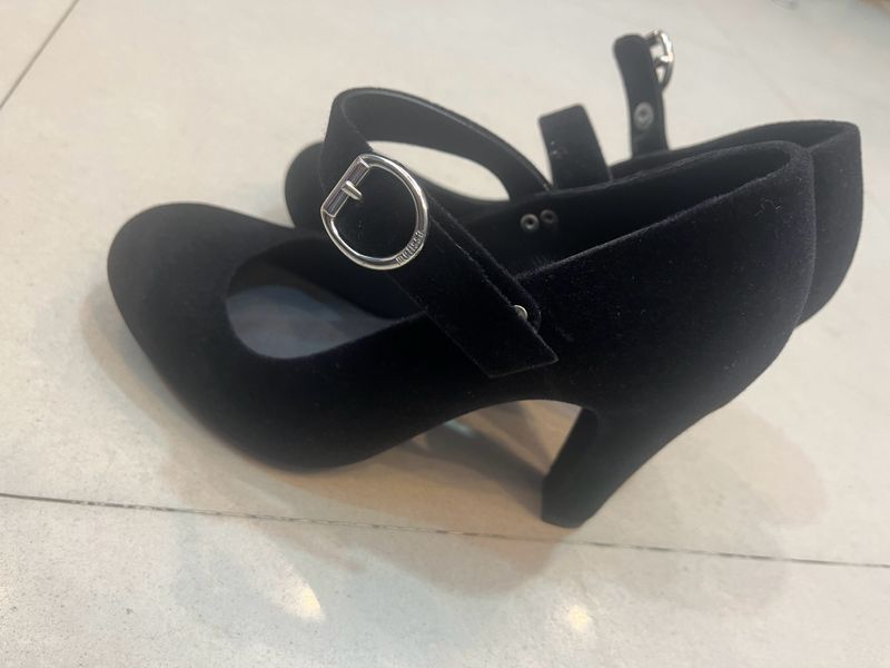 SUEDE BLACK HEELS SMALL SIZE