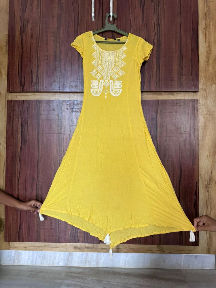 Yellow coloured cotton avaasa kurti.