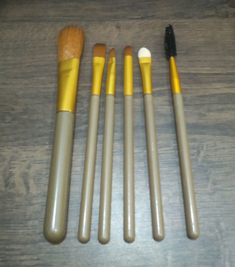 Premium Golden Makeup Brushes