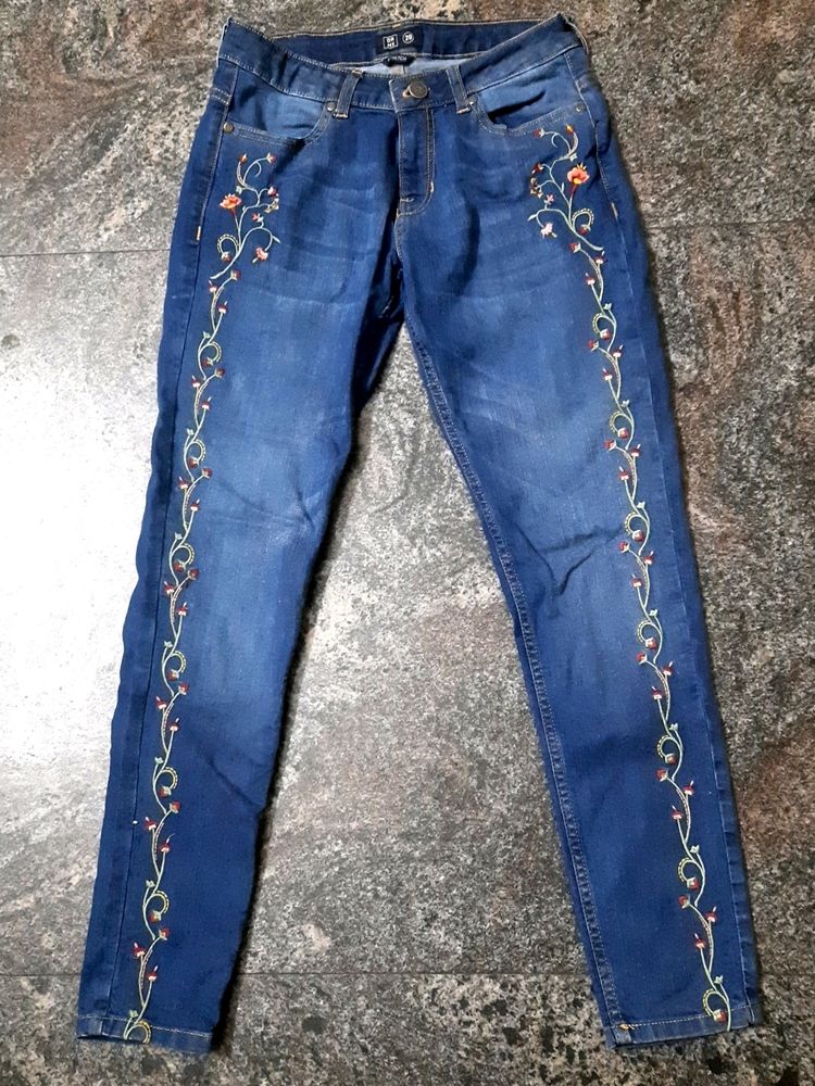 Jeans(skinny)- With Floral Embroidery